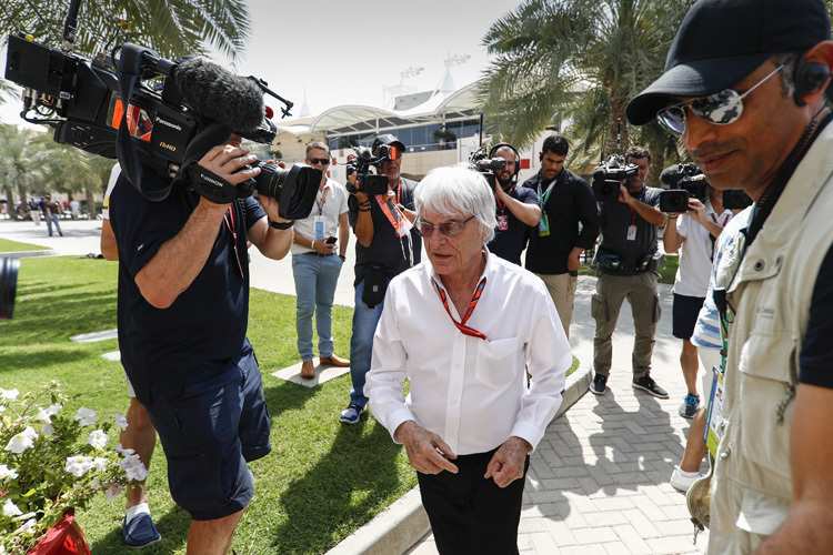 Bernie Ecclestone auf der Startaufstellung