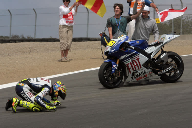 2008: Valentino Rossi küsst nach seinem Sieg die Corckscrew in Laguna Seca