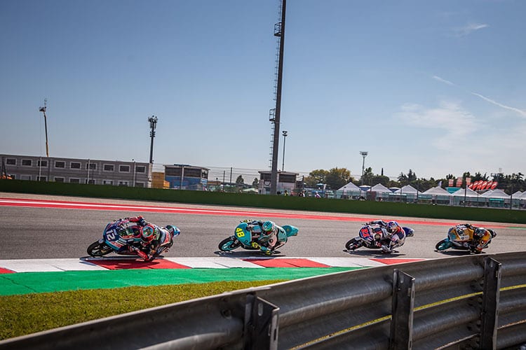 Das Rennen in Misano: Bezzecchi (12) führt vor Sieger Dall Porta, Di Giannantonio und Rodrigo