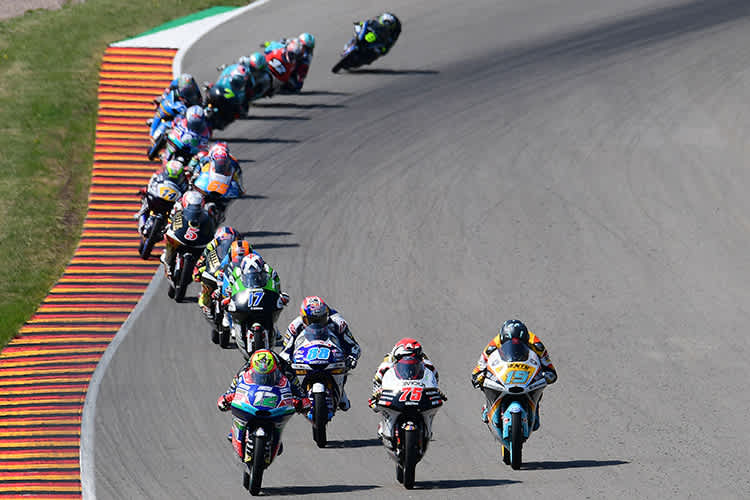 Spannende Fights: Bezzecchi (12) neben Arenas (75) und Rodrigo (19), dahinter Jorge Martin (88)