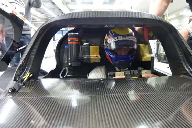 Mark Webber bei der Sitzprobe