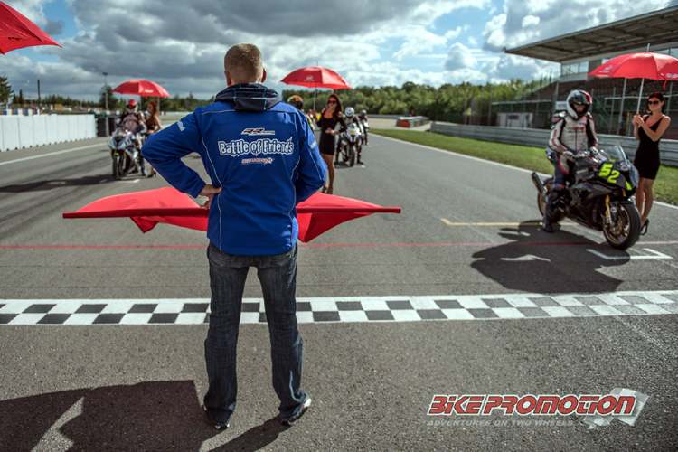 In der Startaufstellung des BMW S 1000 RR Cups