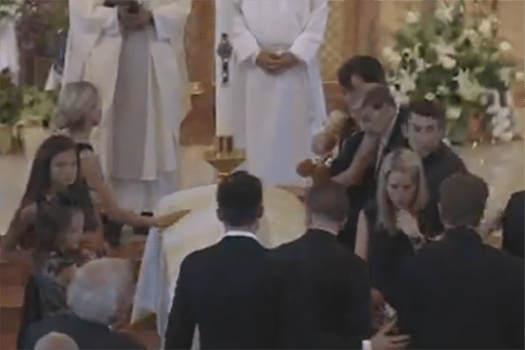 Nickys Verlobte Jackie Marin und seine Familie am Sarg des Amerikaners