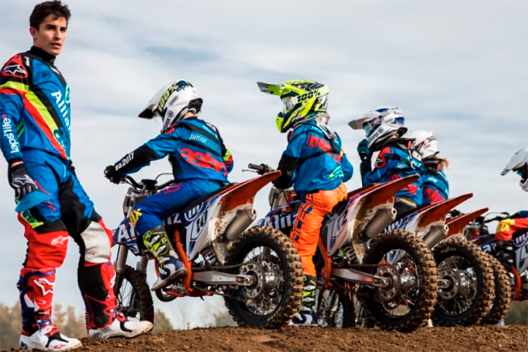 Marc Márquez trainiert mit 20 Mädchen und Jungen