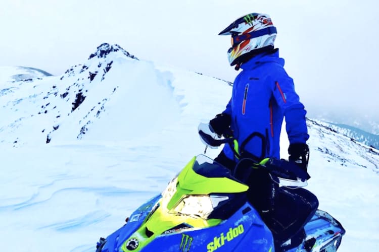 Lewis Hamilton freut sich aufs Herumtollen im Schnee