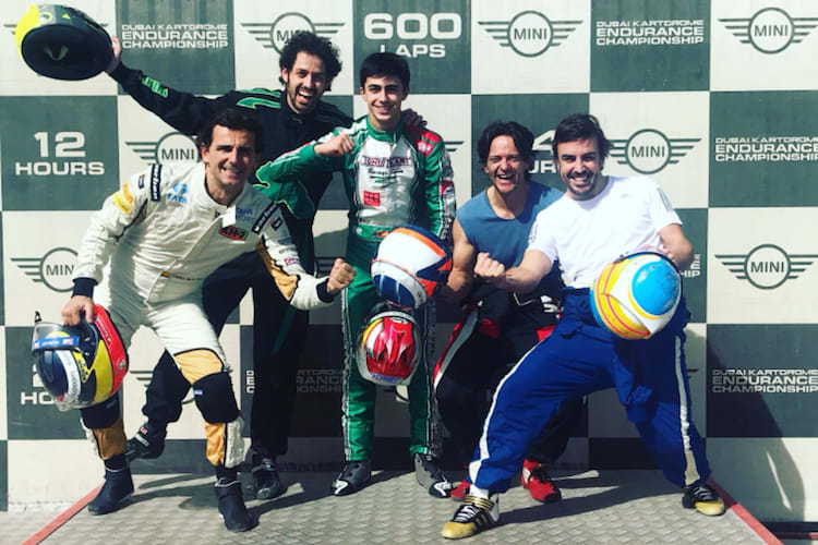 Fernando Alonso (rechts) mit seinen Kumpels in Dubai