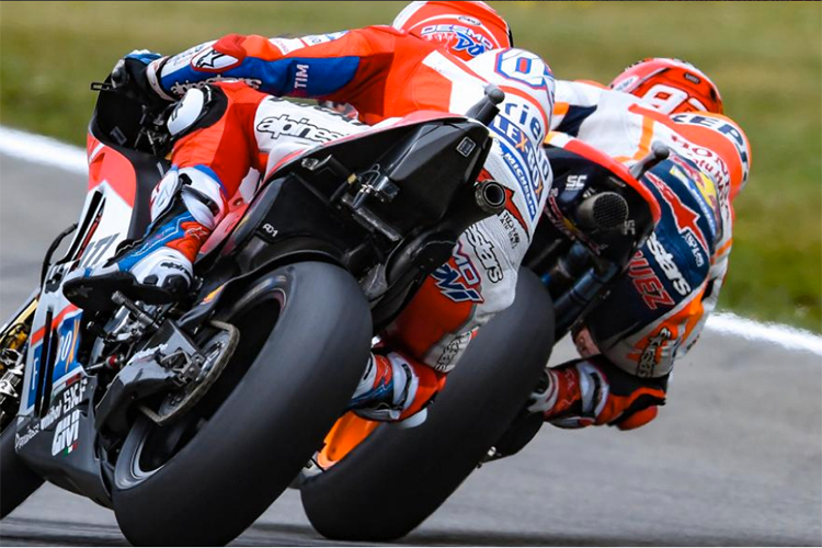 Andrea Dovizioso gegen Marc Márquez