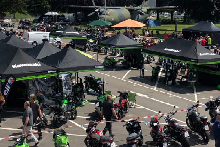 Pit Beirer (li) bei Vertragsunterzeichnung mit Tommy Searle