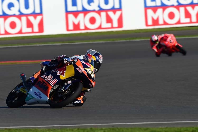 Brad Binder wird auch 2016 eine KTM im Red Bull KTM Ajo Team pilotieren