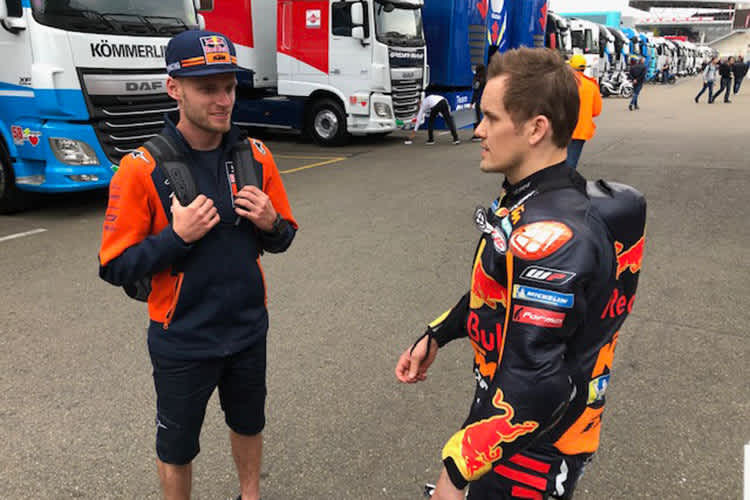 Holt sich Tipps für MotoGP: Brad Binder  mit KTM-Testfahrer Mika Kallio