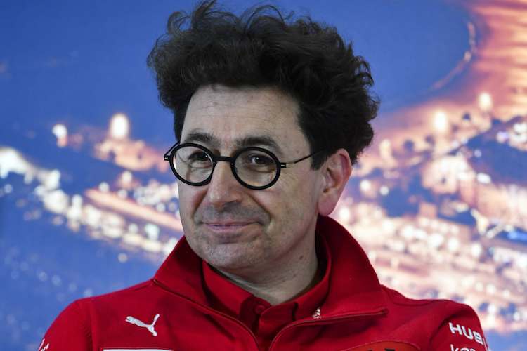 Mattia Binotto in China: Ein langer, nachdenklicher Blick auf den Silberpfeil