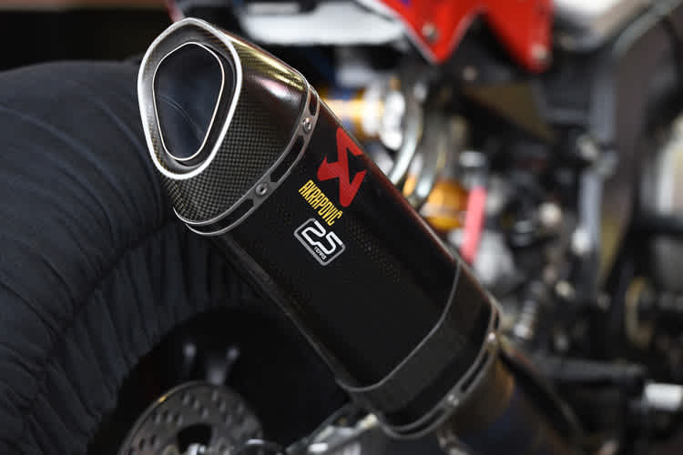 Der neue Akrapovic-Auspuff an der BMW S1000RR