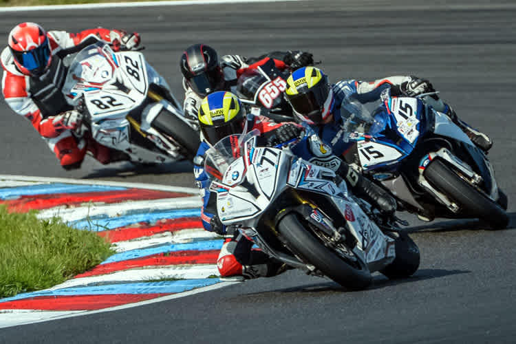 Erik Thomsen (77) führt die Meute vor Maik Ziegler (15) an