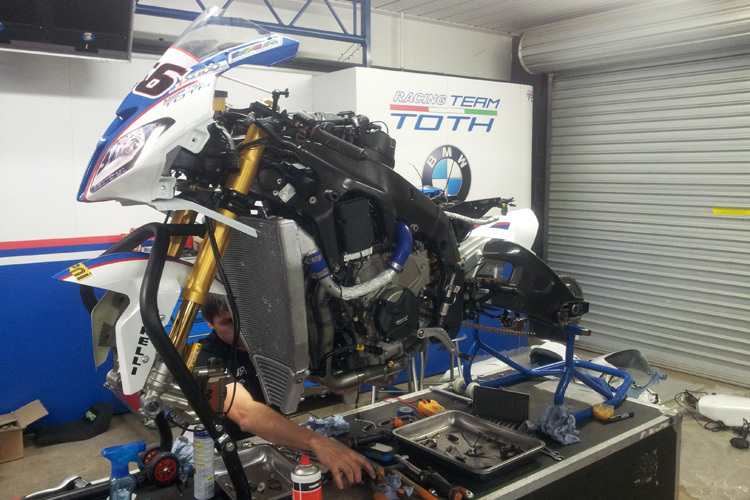 Die Mechaniker bei BMW Team Toth haben noch Arbeit vor sich