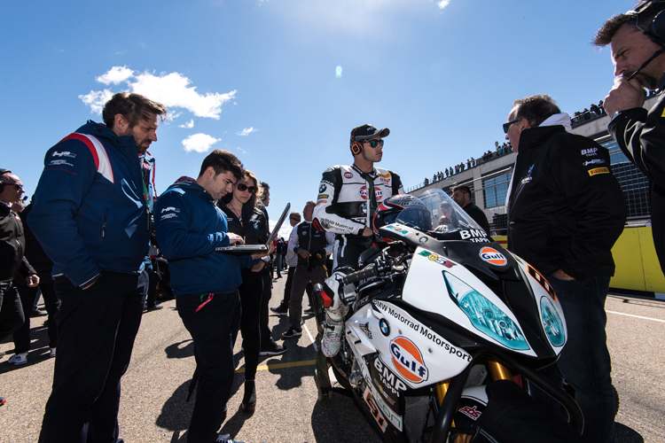 BMW-Rennchef Marc Bongers (li.) stellt die Superbike-WM in Frage