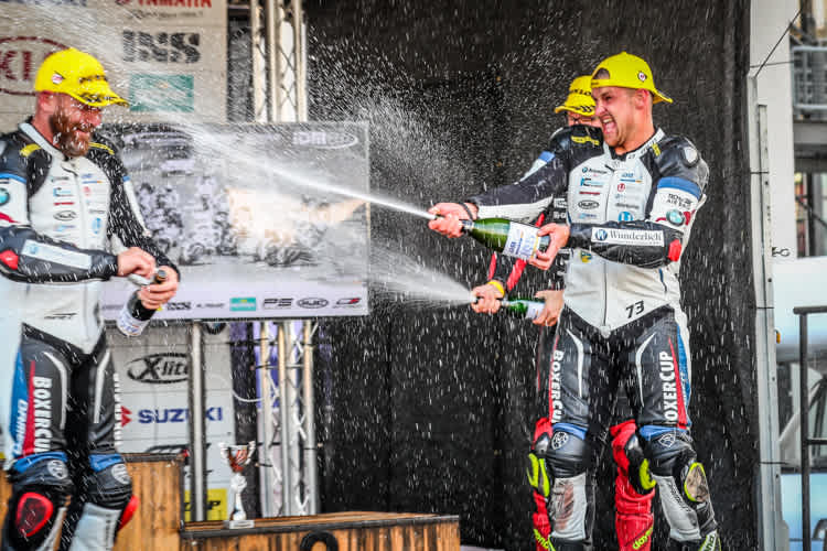 Christof Höfer (re.) macht Nate Kern nass