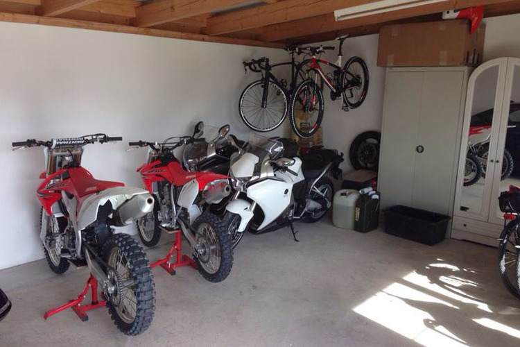 Die Bradl-Garage in Zahling: Ein 250er-Crosser kam neu dazu