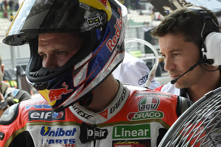Stefan Bradl mit Trinkschlauch und Ventilator, hinten Teamchef Lucio Cecchinello
