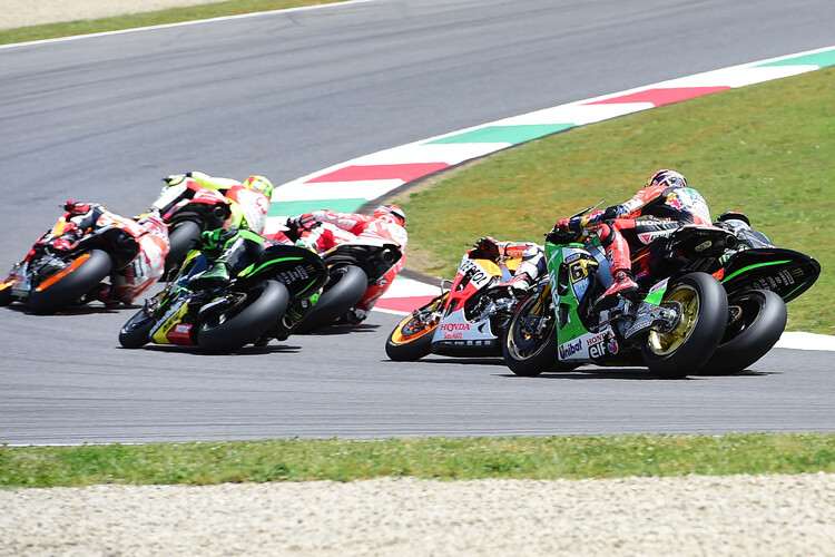 Startkurve, Runde 1: Bradl wird von Smith geschubst, er muss das Bike aufrichten und einen weiten Bogen fahren...