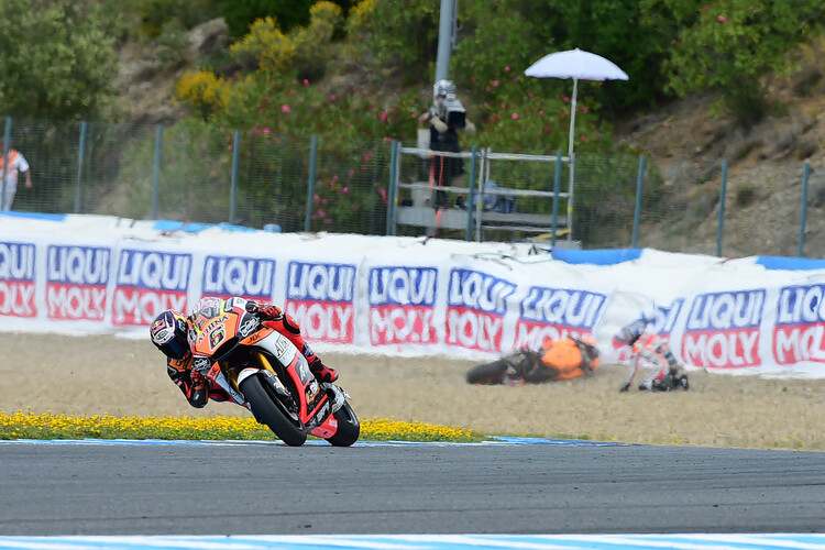 Das Rennen in Jerez: Stefan Bradl (6) vorne, hinten ist Hiroshi Aoyama gestürzt