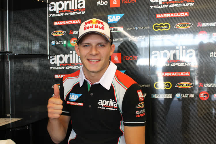 Stefan Bradl erstmals mit Teambekleidung in der Aprilia-Box