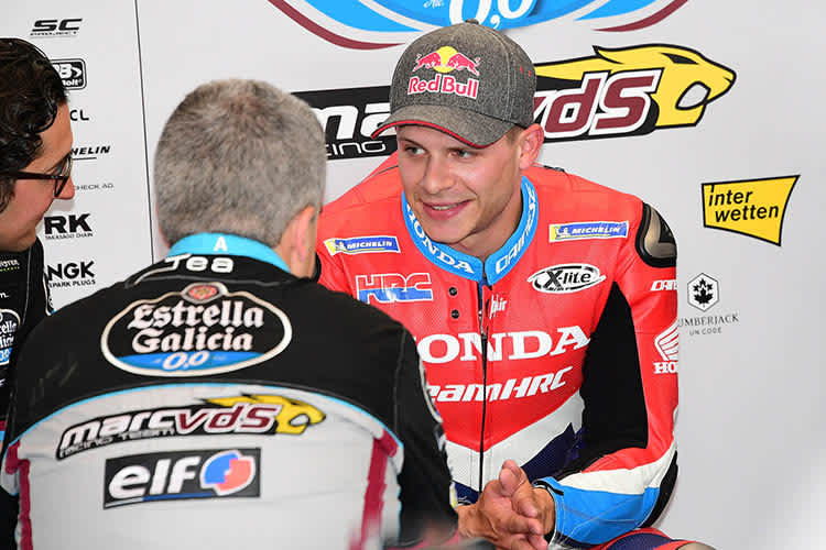 Stefan Bradl in der Marc VDS-Box, links Diego Gubellini