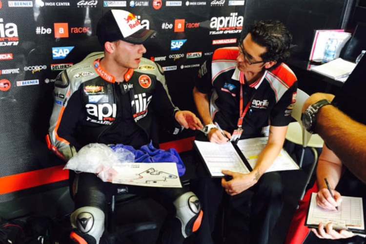 Nach dem Rennen: Stefan Bradl mit Eisbeutel, daneben Diego Gubellini