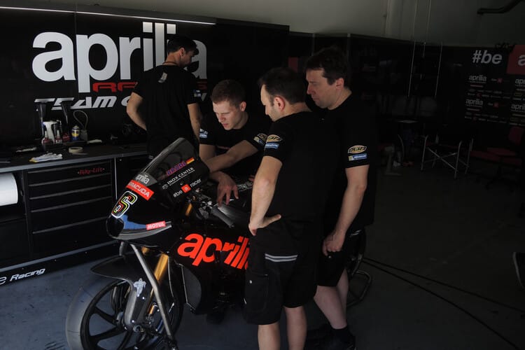 Stefan Bradl in der Aprilia-Box in Sepang