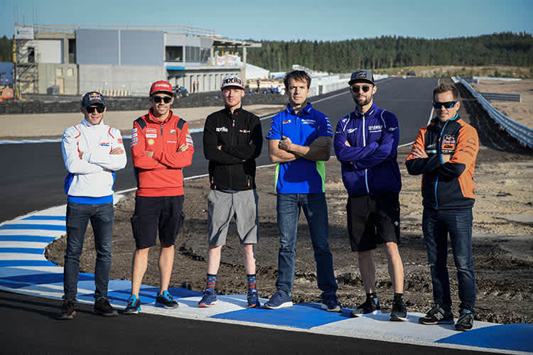 In Finnland: Bradl (li.) neben Pirro, Smith, Guintoli, Folger und Kallio