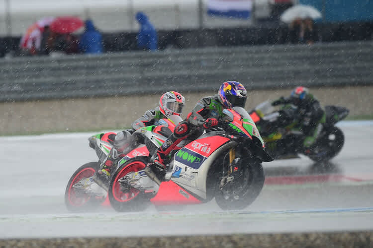 Stefan Bradl im heftigen Regen: Fight gegen Bautista