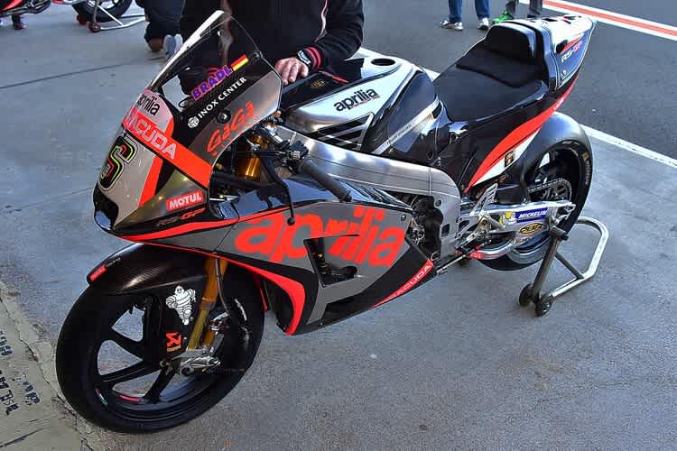 Die Aprilia von Stefan Bradl wurde bereits mit einem Michelin-Kleber bestückt