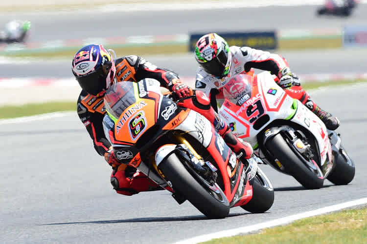 Das Duell im Rennen von Barcelona: Stefan Bradl (6) hat Danilo Petrucci überholt