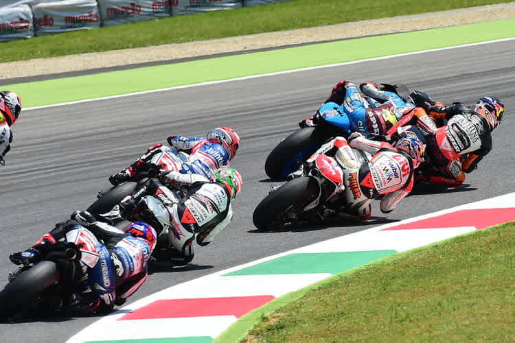 Das Getümmel nach dem Start in Mugello: Bradl vor Redding, Miller, Barbera, Hayden und di Meglio