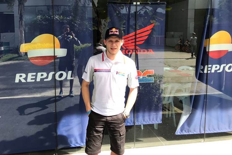 Stefan Bradl vor dem Repsol-Honda-Office in Sepang