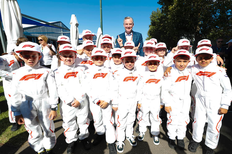 Sean Bratches in Melbourne mit den Grid-Kids