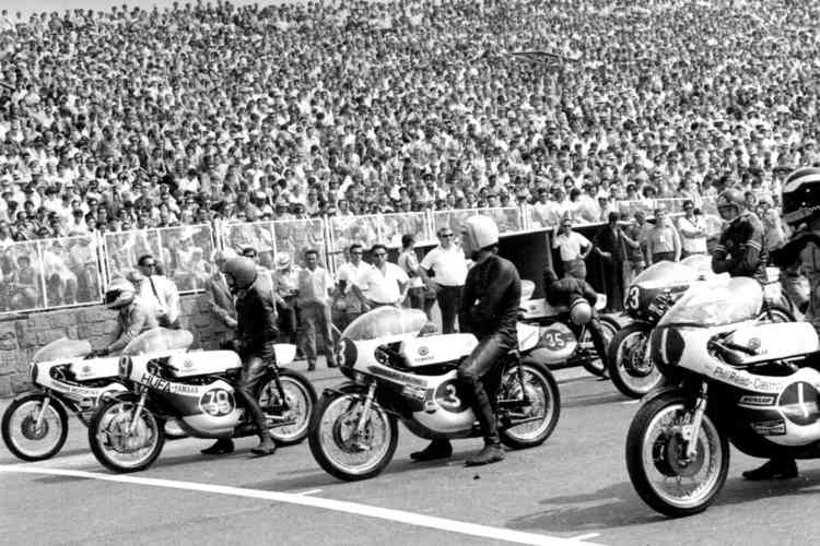 Grandiose Kulisse: 250-ccm-Start 1971 mit Dieter Braun (3), neben ihm John Dodds und Phil Read (1)