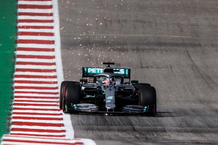 Lewis Hamiltons Silberpfeil schlägt auf der welligen Bahn Funken