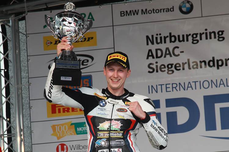 Jan Bühn mit dem ersten Pokal der Saison