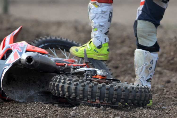 Antonio Cairoli tritt auf seine KTM ein