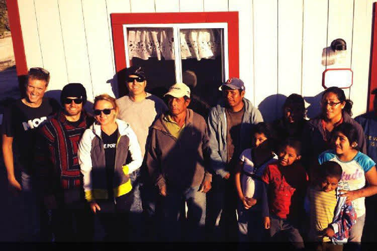 Cal Crutchlow (2. von links) mit Lucy und er bedürftigen Familie in Mexiko