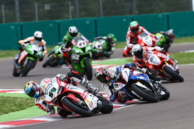 In der Superbike-WM fahren Maschinen mit unterschiedlichem Hubraum gegeneinander