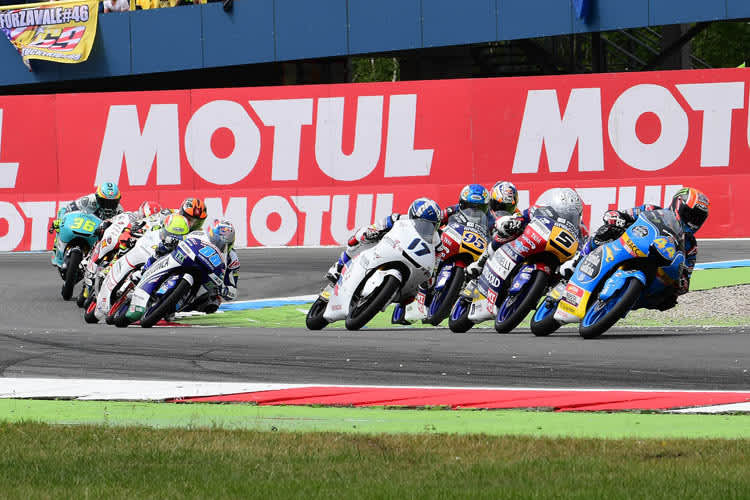 Der Zieleinlauf: Sieger Canet (44) vor Fenati (5) und McPhee (17)