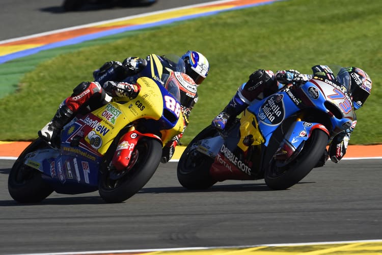 Das Duell: Suter-Pilot Ricky Cardus (links) gegen Kalex-Fahrer Alex Márquez (73)