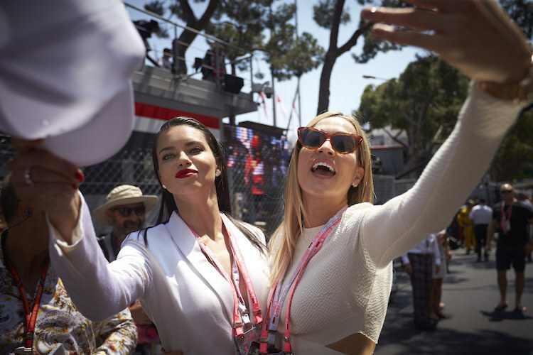 Carmen Jorda (im Bild mit Model Adriana Lima) sorgt wieder einmal für Schlagzeilen