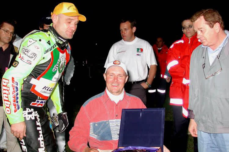 Per Jonsson (Mitte) mit FIM-CCP-Chef Armando Castagna (li.)