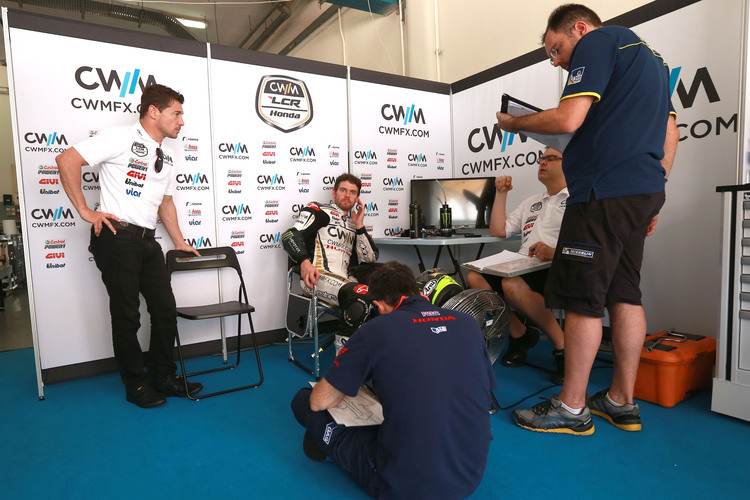 Cal Crutchlow beim Michelin-Test am Donnerstag, ganz links Teamchef Lucio Cecchinello