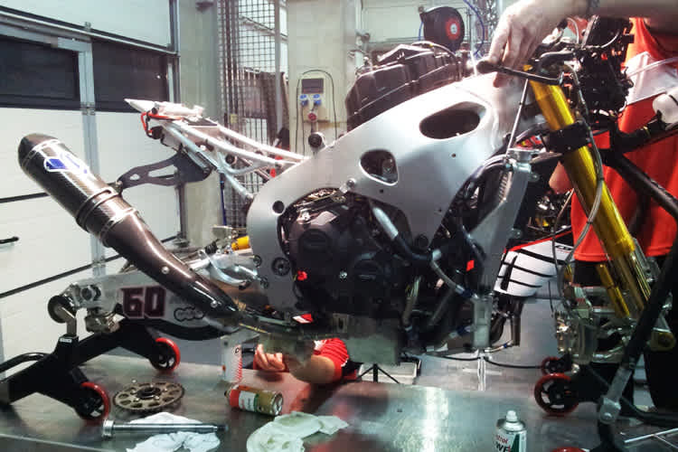 In der Box von Honda: Michael van der Mark probiert verschiedene Motoren