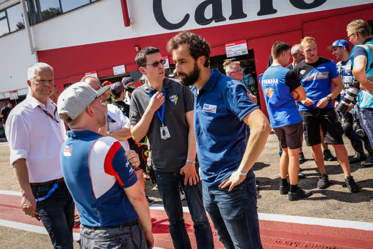 Serienmanager Normann Broy, Christian Schneider als Rennleiter und Werner Daemen (v.re.) im Gespäch