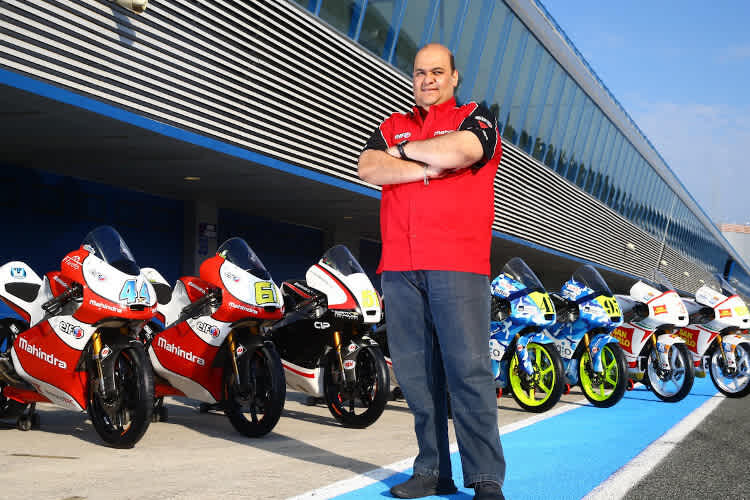 Mahindra-CEO Mufaddal Choonia mit den Mahindra-Maschinen für 2014