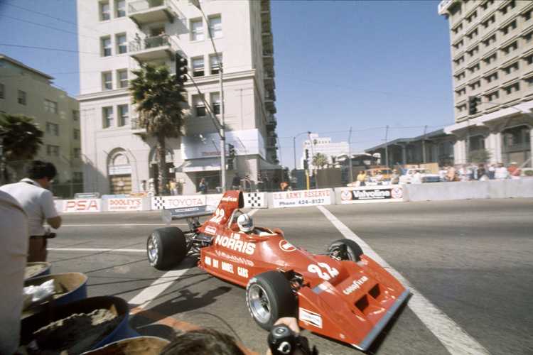 Chris Amon (Ensign) auf Tuchfühlung mit den Fotografen